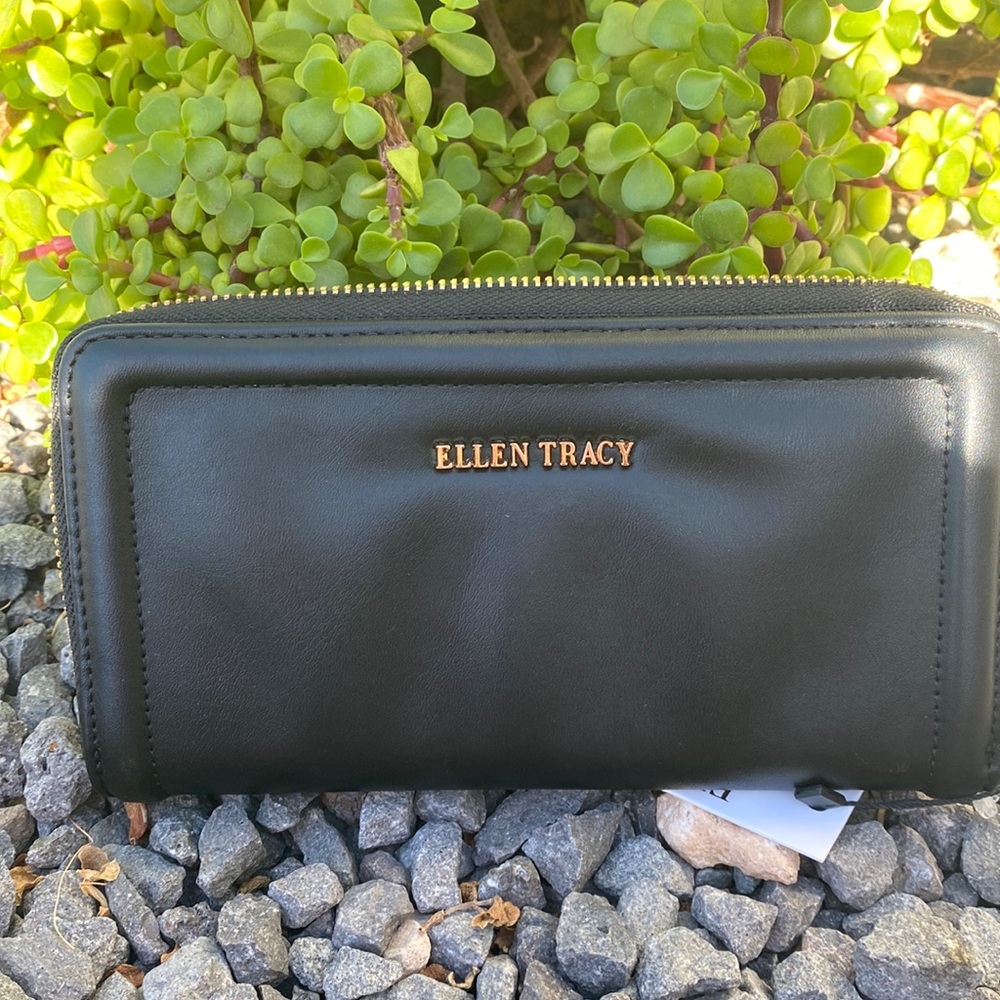 Brand new with tags Womens Black wallet by Ellen Tracy. ❤️